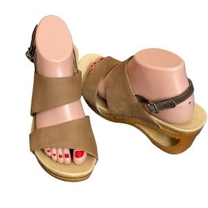 Dansko TAMIA Honey Textured
Nubuck Sandals size 38 (7.5-8)USA